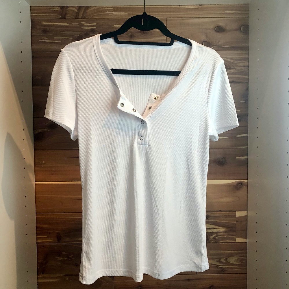 NWOT Women's Short Sleeve Scoop Neck Top with Snap Front Opening - Size M